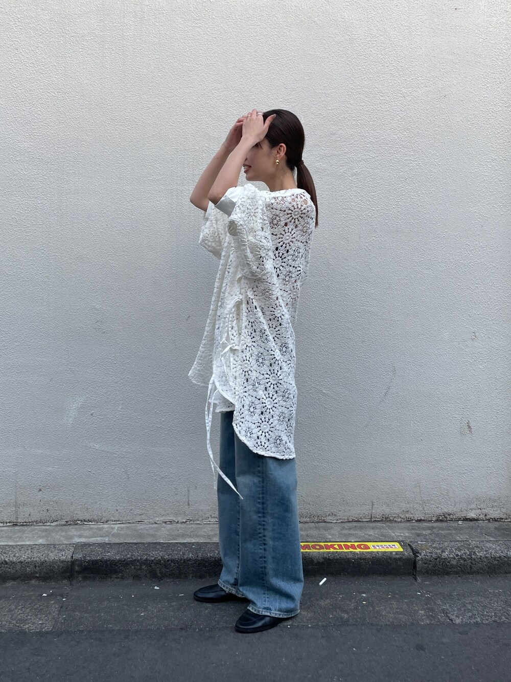 ホワイト系のシャツ/ブラウス、ブルー系のデニムパンツを着用したレディースの春コーディネートの2枚目の写真