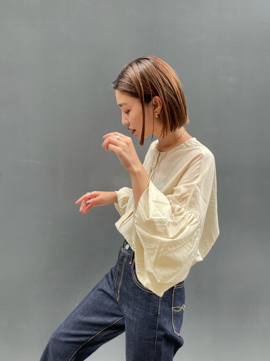 ホワイト系のシャツ/ブラウス、ブルー系のデニムパンツ、ブラウン系のブーツを着用したレディースの夏コーディネートの2枚目の写真