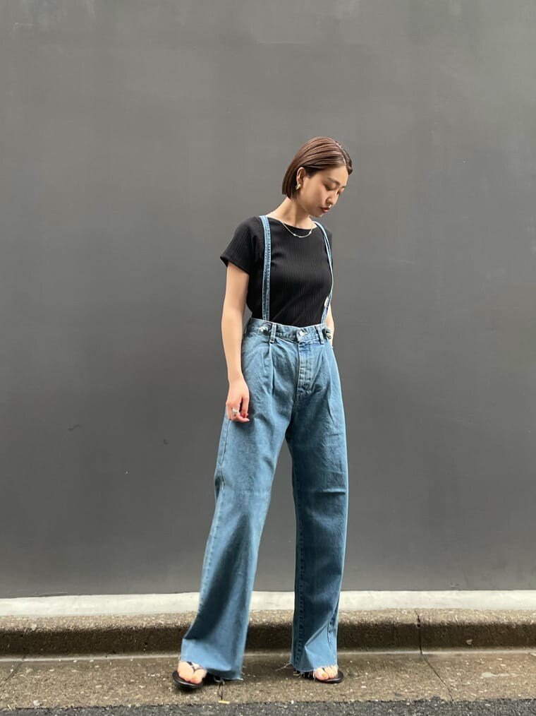 ブルー系のデニムパンツ、ブラック系のTシャツ/カットソーを着用したレディースの夏コーディネートの2枚目の写真