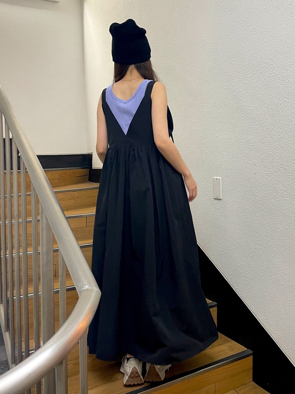 ブラック系のワンピース、パープル系のTシャツ/カットソーを着用したレディースの春コーディネートの3枚目の写真