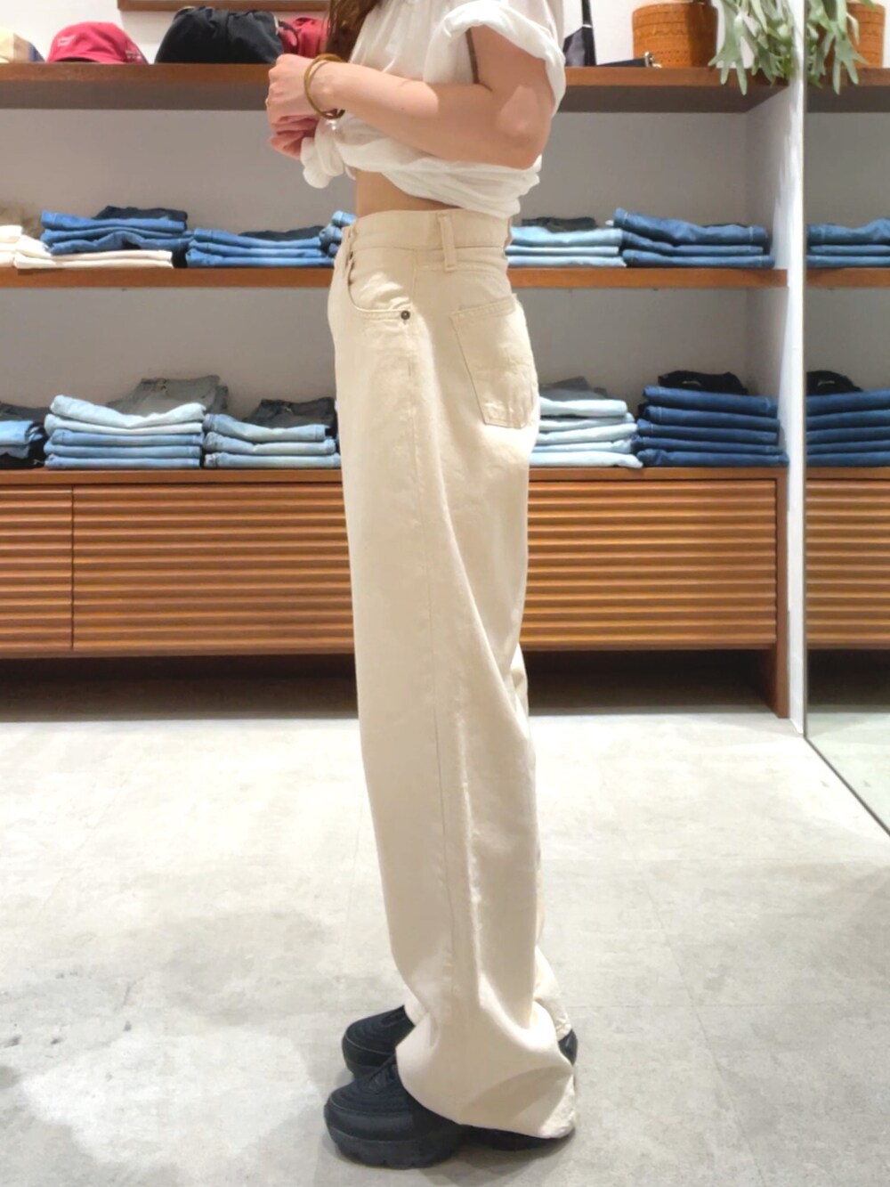ホワイト系のデニムパンツ、ホワイト系のTシャツ/カットソーを着用したレディースの夏コーディネートの8枚目の写真