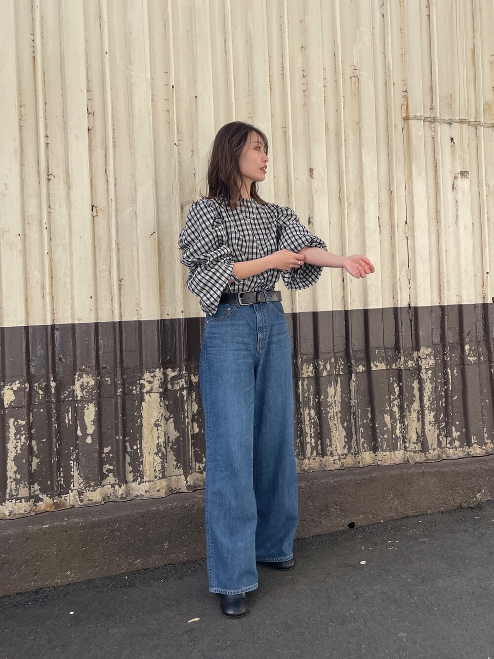 グレー系のシャツ/ブラウス、ブルー系のデニムパンツを着用したレディースの冬コーディネートの2枚目の写真