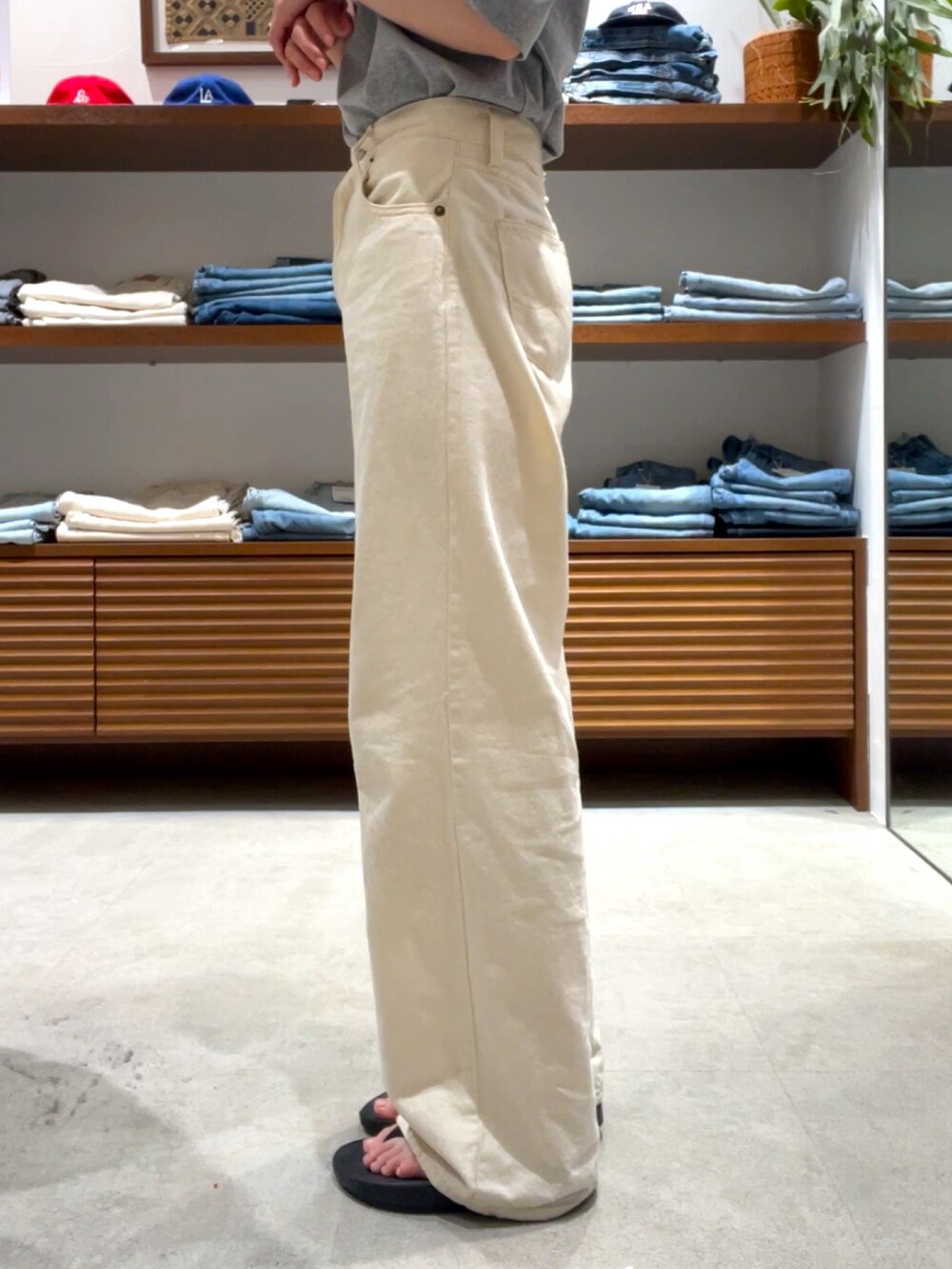 グレー系のTシャツ/カットソー、ホワイト系のデニムパンツを着用したレディースの夏コーディネートの7枚目の写真