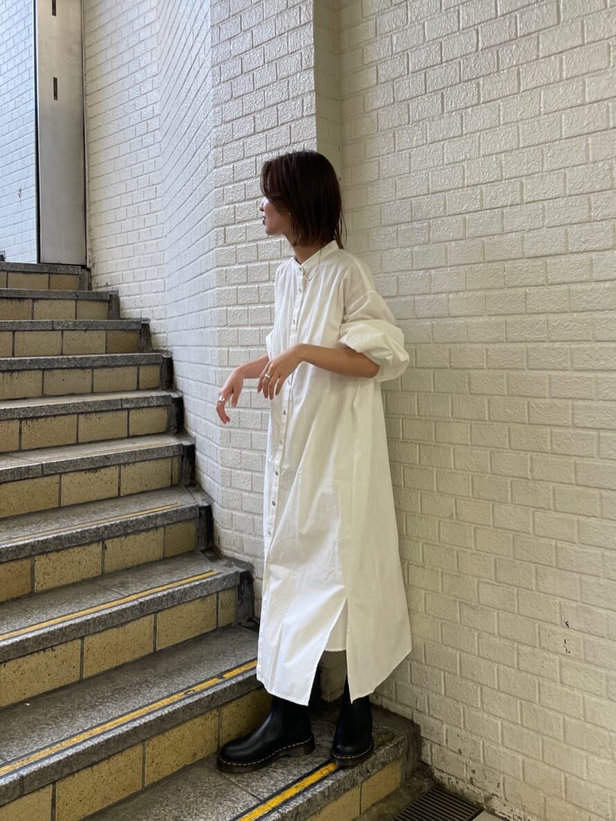 ホワイト系のワンピースを着用したレディースの夏コーディネートの2枚目の写真