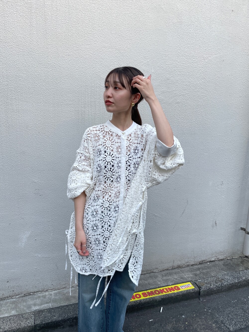 ホワイト系のシャツ/ブラウス、ブルー系のデニムパンツを着用したレディースの春コーディネートの3枚目の写真