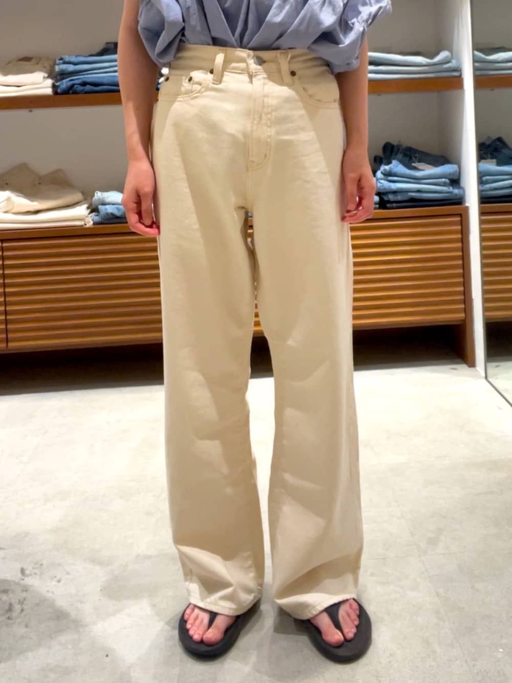 ブルー系のシャツ/ブラウス、ホワイト系のデニムパンツを着用したレディースの夏コーディネートの7枚目の写真