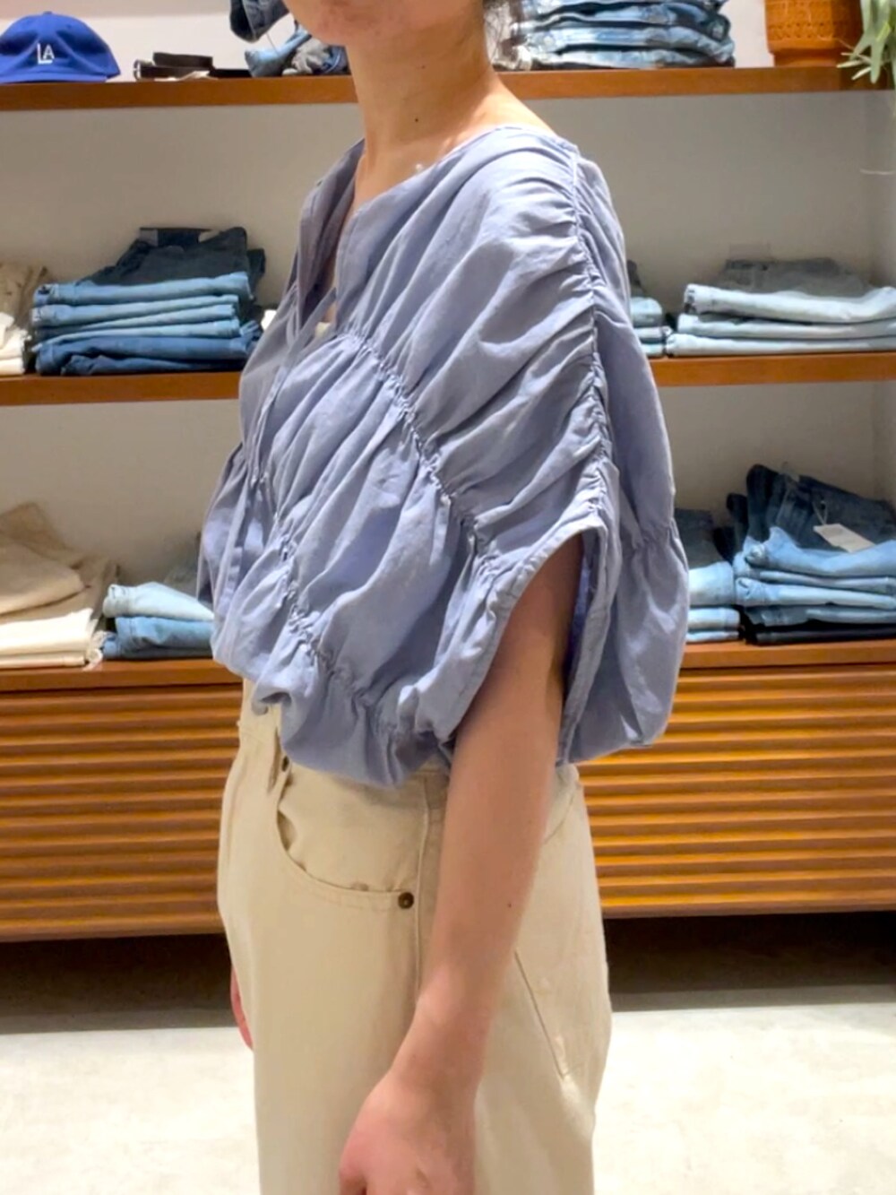 ブルー系のシャツ/ブラウス、ホワイト系のデニムパンツを着用したレディースの夏コーディネートの6枚目の写真