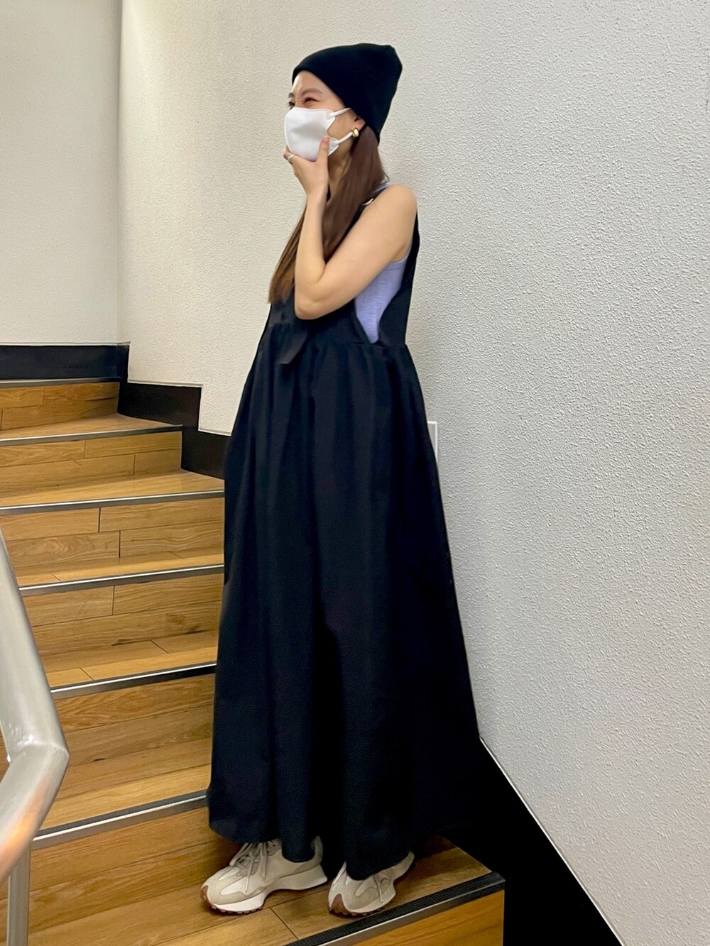 ブラック系のワンピース、パープル系のTシャツ/カットソーを着用したレディースの春コーディネートの2枚目の写真