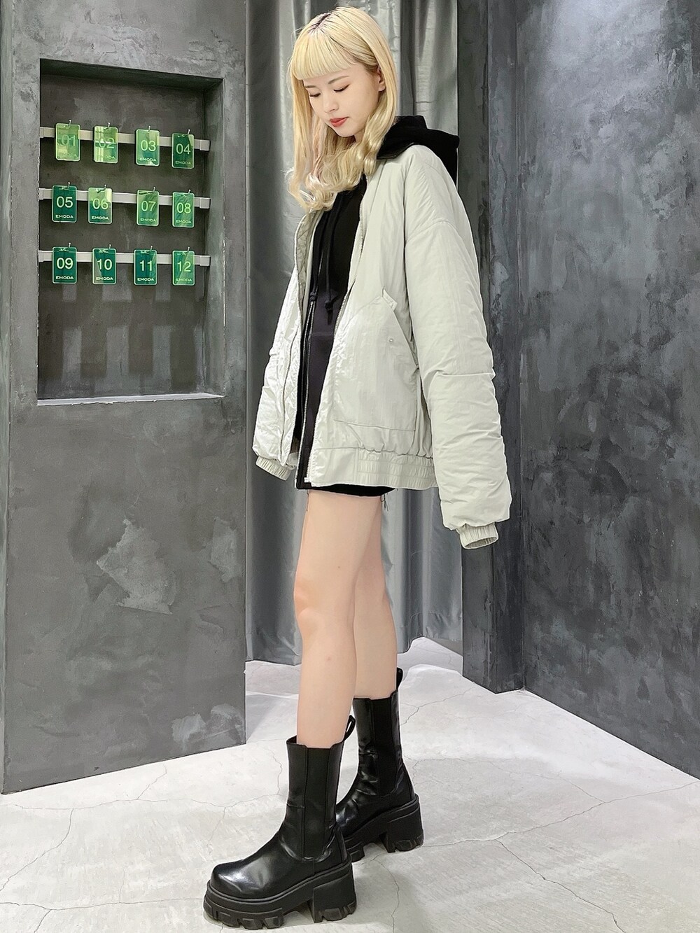 グレー系のブルゾン、その他のスカート、ブラック系のパーカーを着用したレディースの秋コーディネートの2枚目の写真