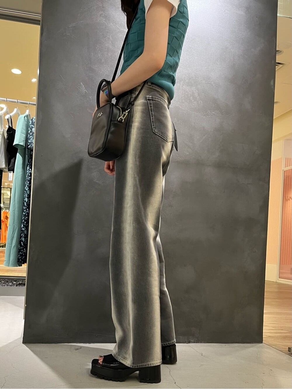 ホワイト系のTシャツ/カットソー、ブラック系のサンダル、ブルー系のタンクトップを着用したレディースの春コーディネートの3枚目の写真