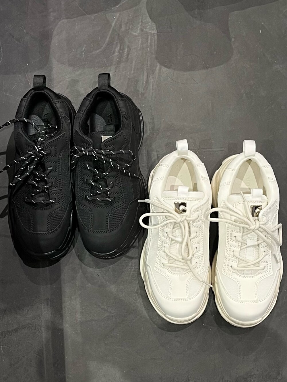 グレー系のブルゾン、グレー系のスカート、ブラック系のスニーカーを着用したレディースの冬コーディネートの3枚目の写真