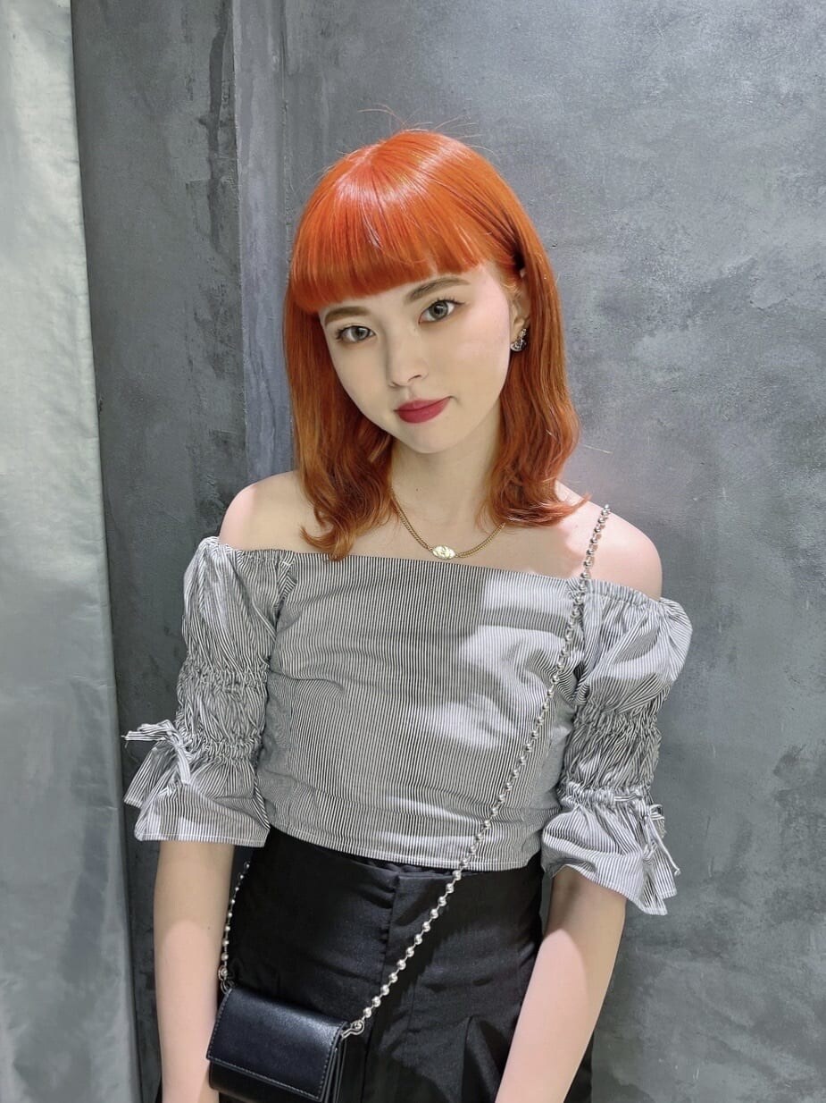 ブラック系のその他パンツ、グレー系のシャツ/ブラウス、ブラック系の財布を着用したレディースの夏コーディネートの2枚目の写真