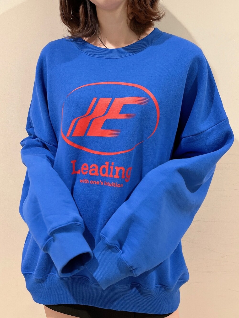 ブルー系のスウェット、ブラック系のスカート、ブラック系のブーツを着用したレディースの冬コーディネートの5枚目の写真