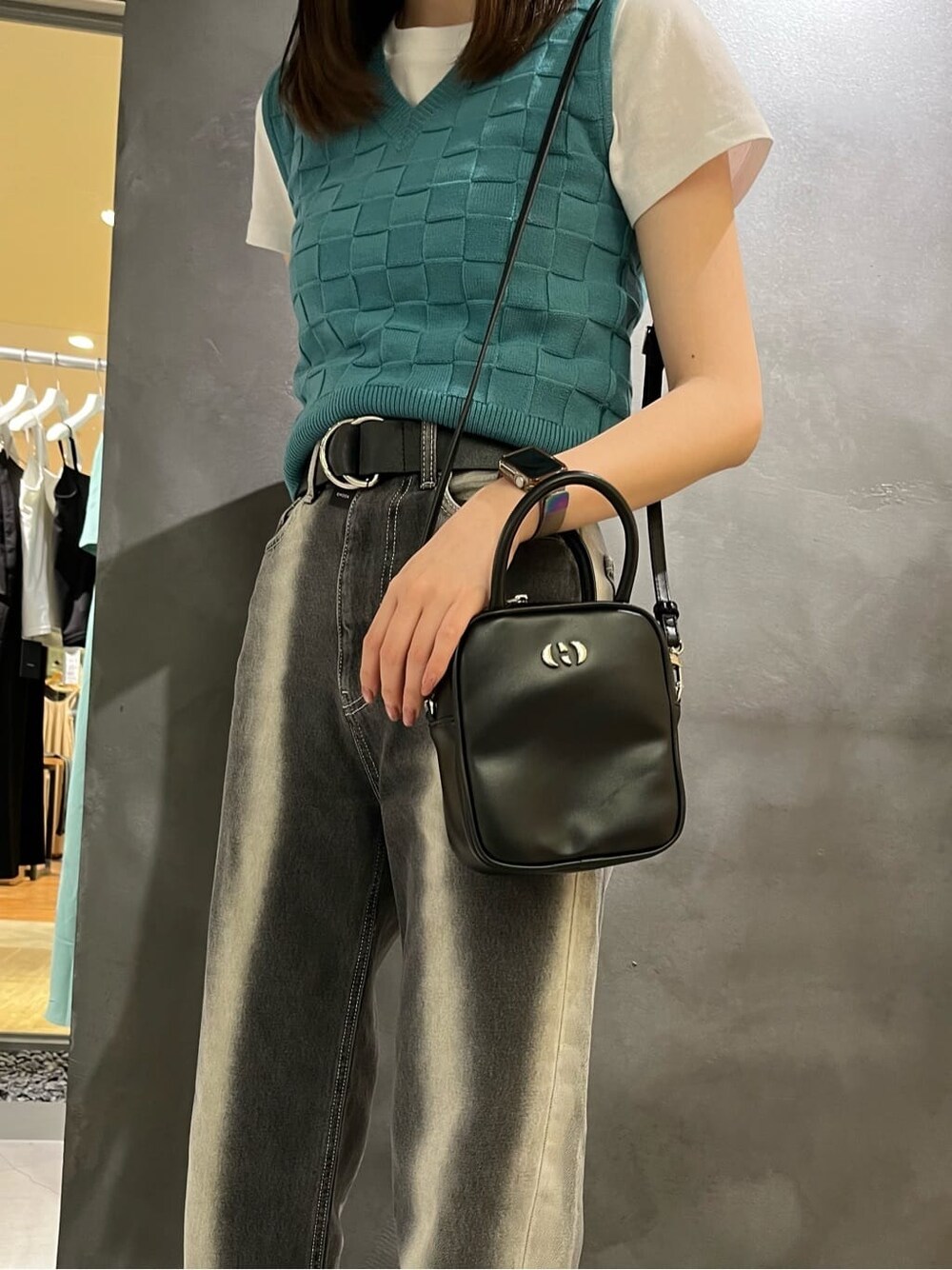 ホワイト系のTシャツ/カットソー、ブラック系のサンダル、ブルー系のタンクトップを着用したレディースの春コーディネートの2枚目の写真