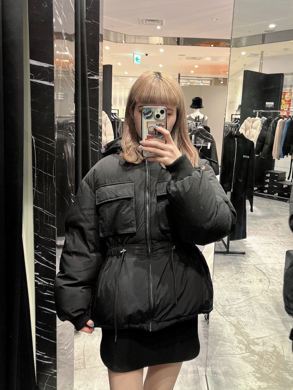 ブラック系のブルゾン、ブラック系のスカートを着用したレディースの秋コーディネートの2枚目の写真