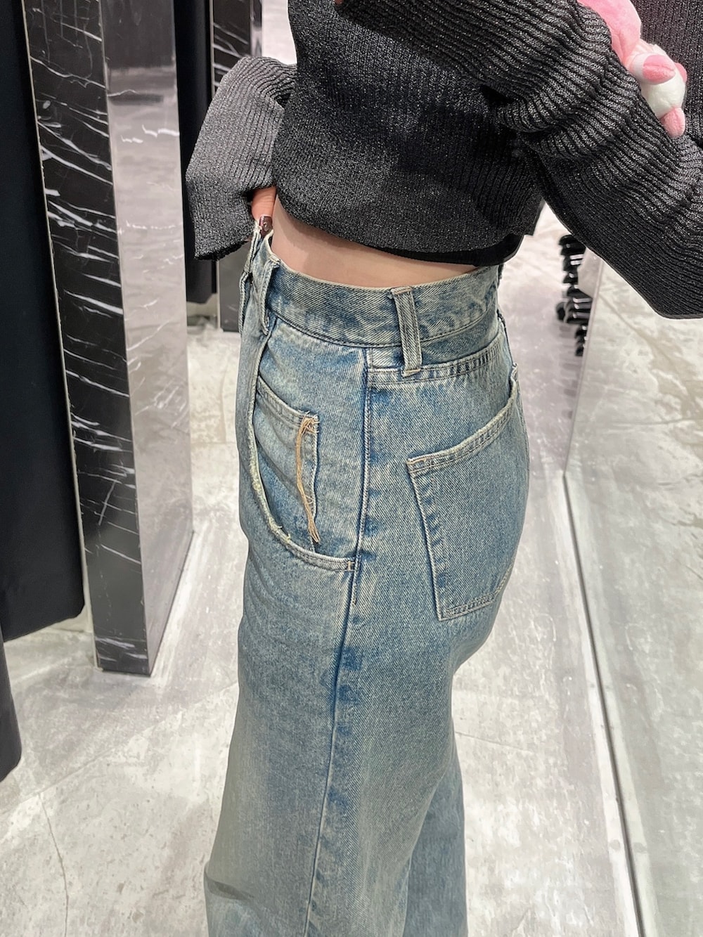 ブラック系のブルゾン、その他のニット/セーター、ブルー系のデニムパンツを着用したレディースの冬コーディネートの2枚目の写真