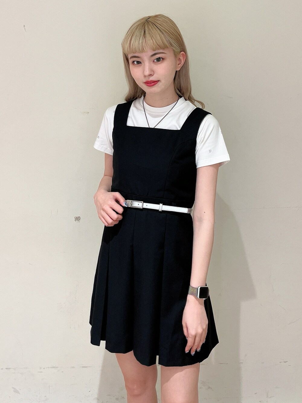 ブラック系のワンピース、ホワイト系のTシャツ/カットソー、ブラック系のサンダルを着用したレディースの春コーディネートの3枚目の写真