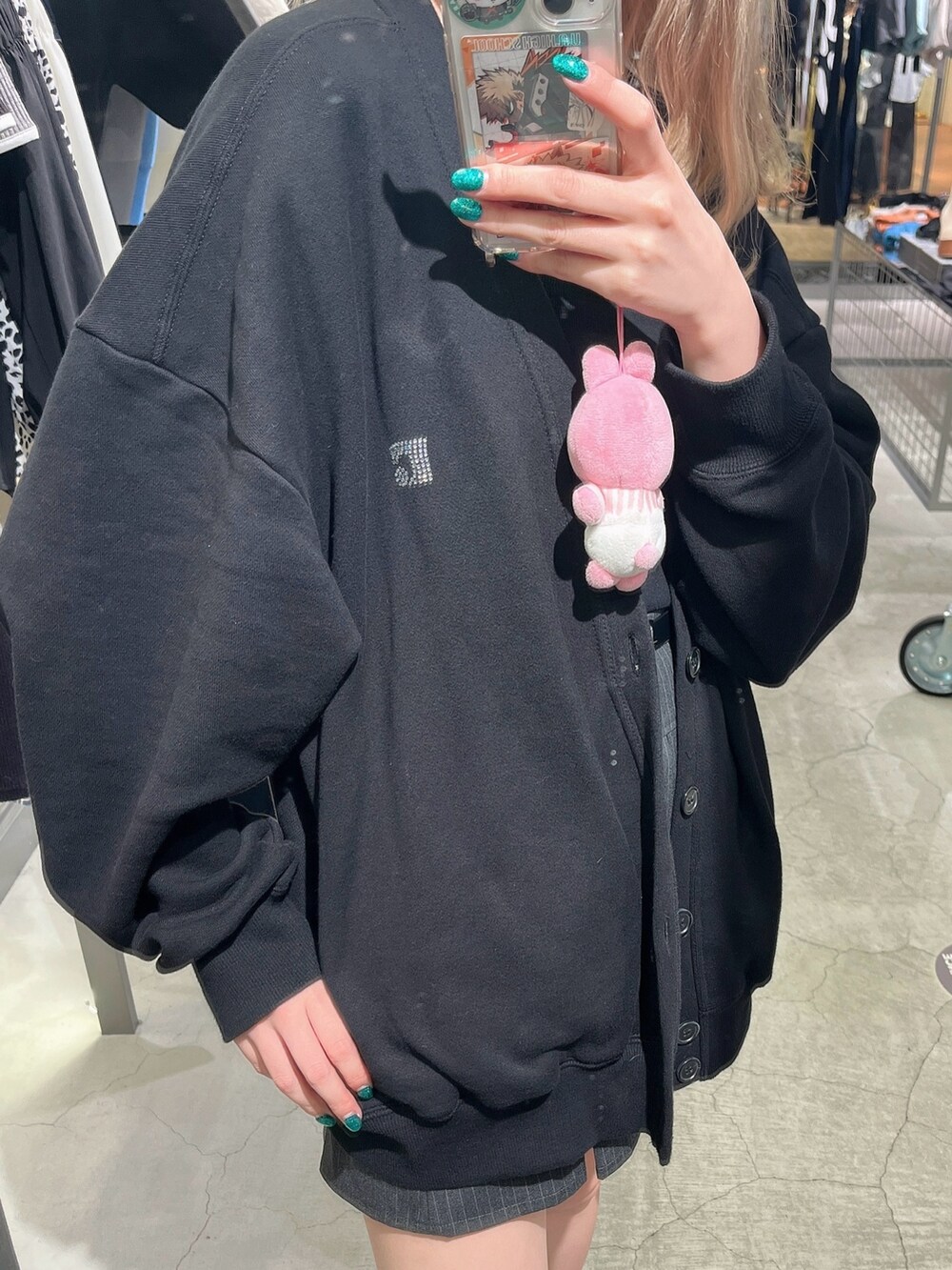 ブラック系のカーディガン/ボレロ、ブラック系のキャミソール、グレー系のスカートを着用したレディースの春コーディネートの2枚目の写真