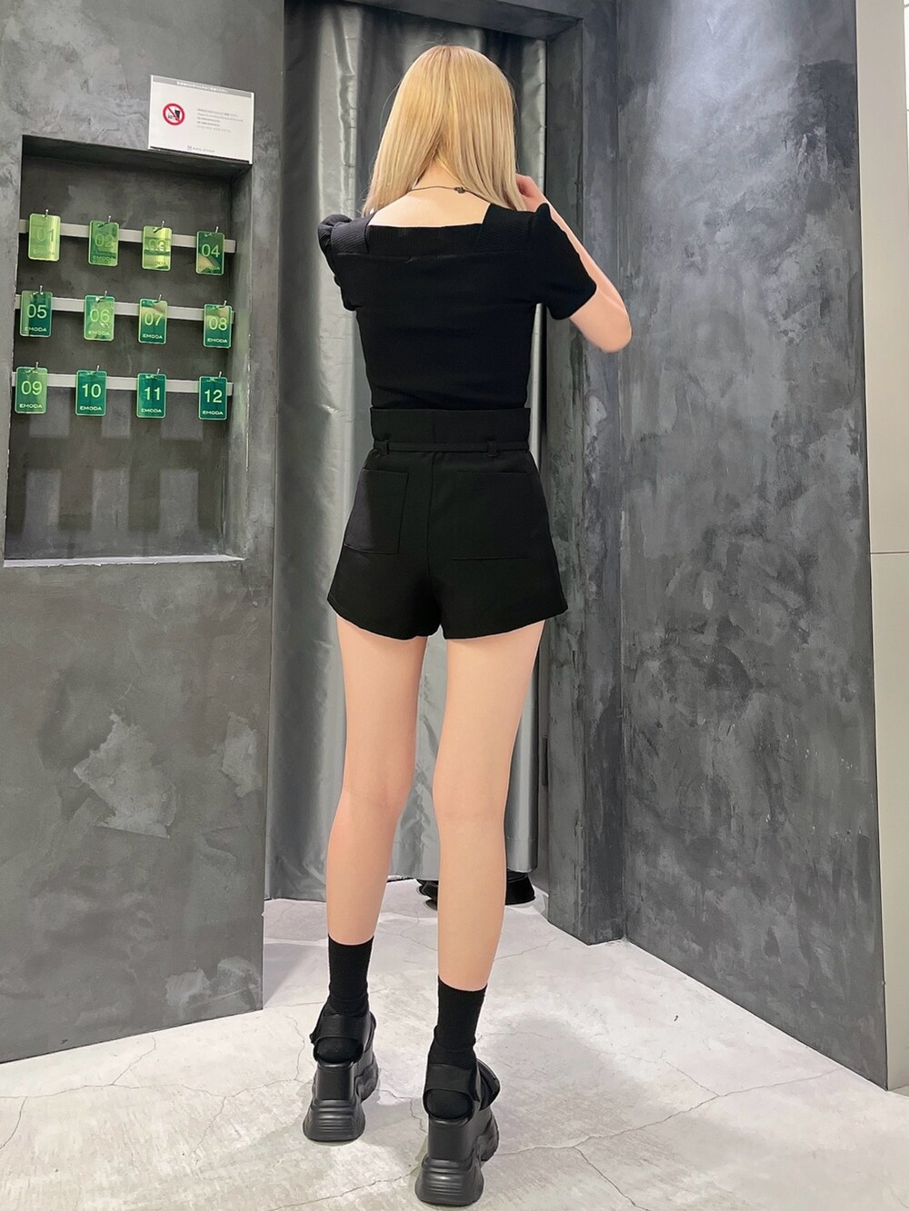 ブラック系のその他パンツ、ブラック系のサンダル、ブラック系のTシャツ/カットソーを着用したレディースの春コーディネートの4枚目の写真