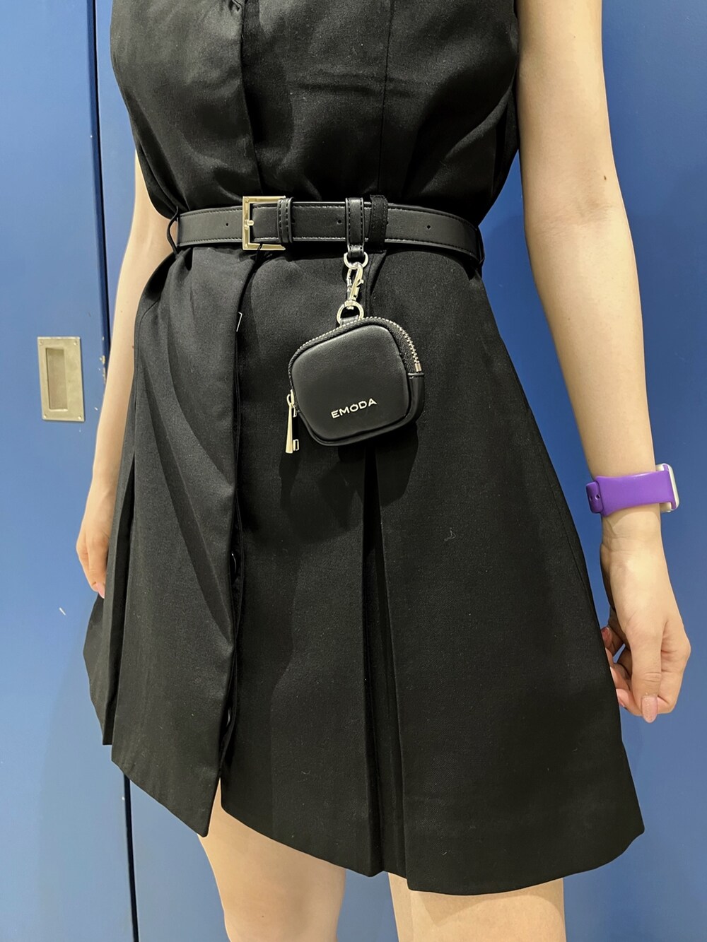 ブラック系のワンピース、ブラック系のサンダル、ブラック系のベルトを着用したレディースの春コーディネートの2枚目の写真