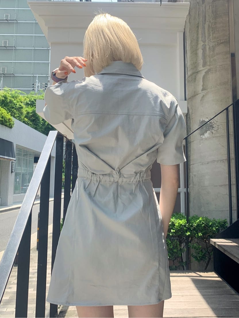 グレー系のワンピース、ブラック系のサンダル、ブラック系のベルトを着用したレディースの夏コーディネートの3枚目の写真