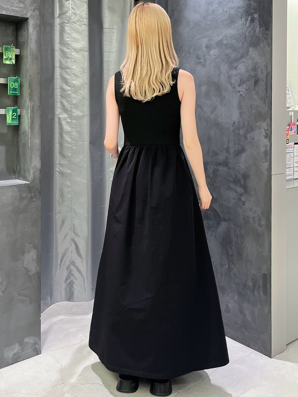 ブラック系のワンピース、ブラック系のサンダルを着用したレディースの夏コーディネートの3枚目の写真