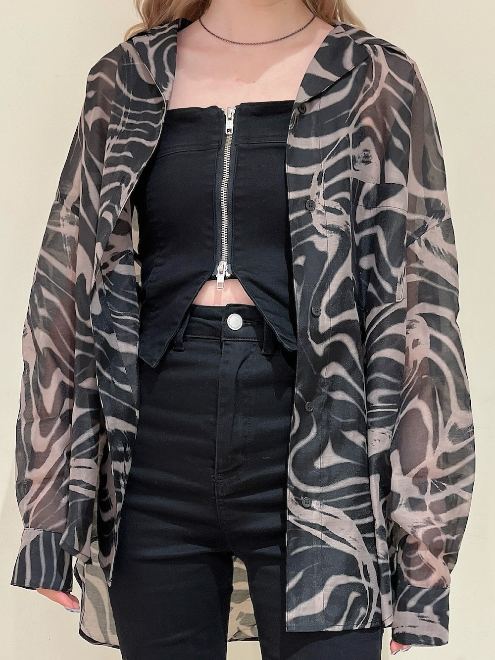 ブラック系のサロペット/オーバーオール、シルバー系のサンダル、ブラック系のキャミソールを着用したレディースの春コーディネートの5枚目の写真