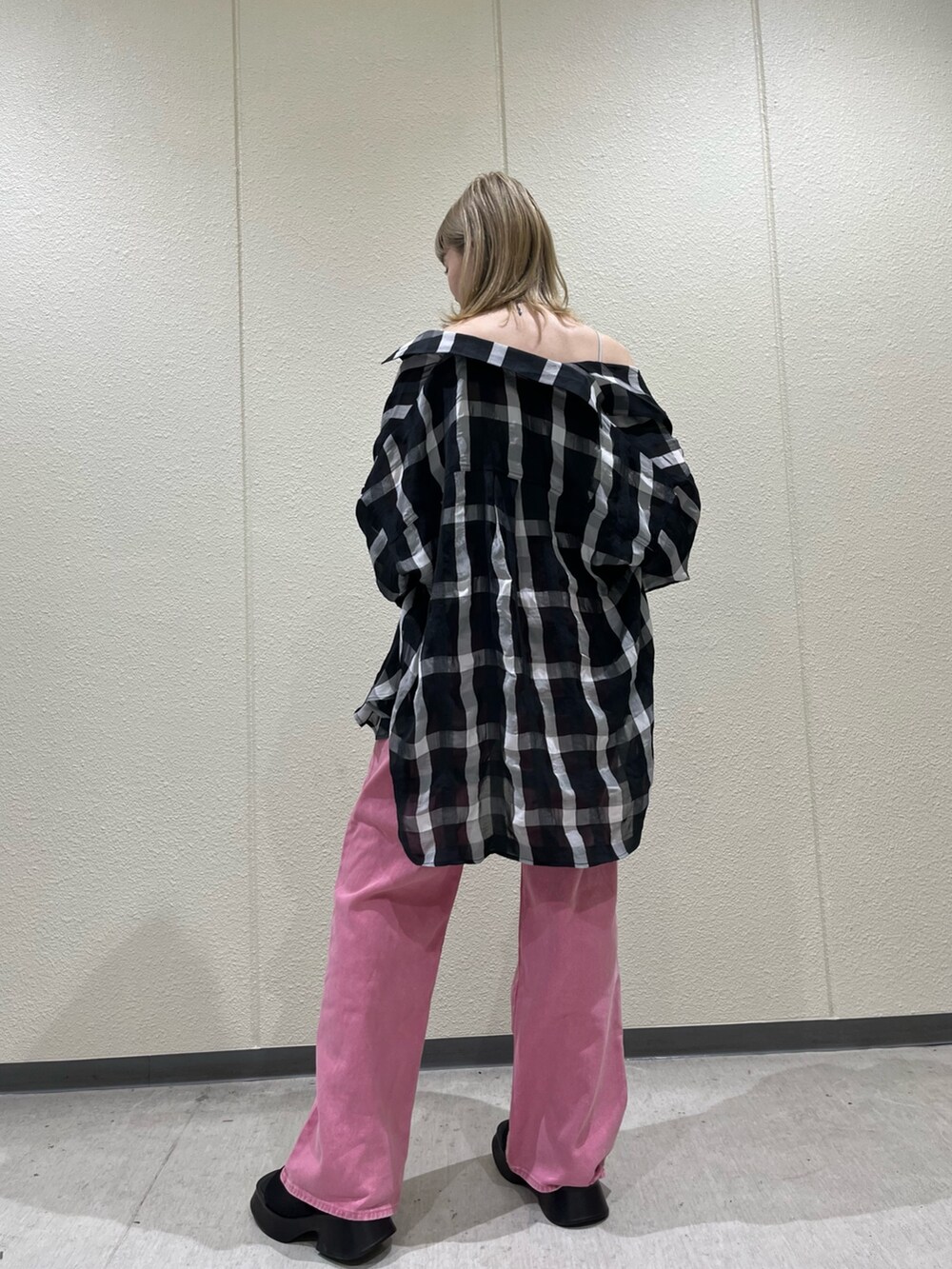 グレー系のキャミソール、その他のシャツ/ブラウス、ピンク系のデニムパンツを着用したレディースの春コーディネートの2枚目の写真