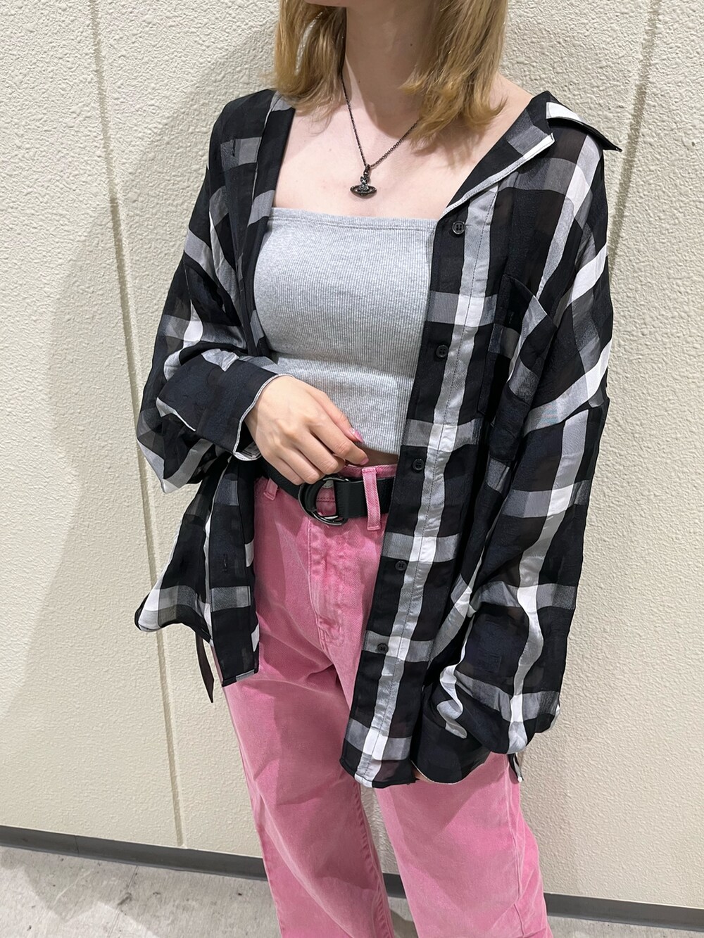 グレー系のキャミソール、その他のシャツ/ブラウス、ピンク系のデニムパンツを着用したレディースの春コーディネートの3枚目の写真