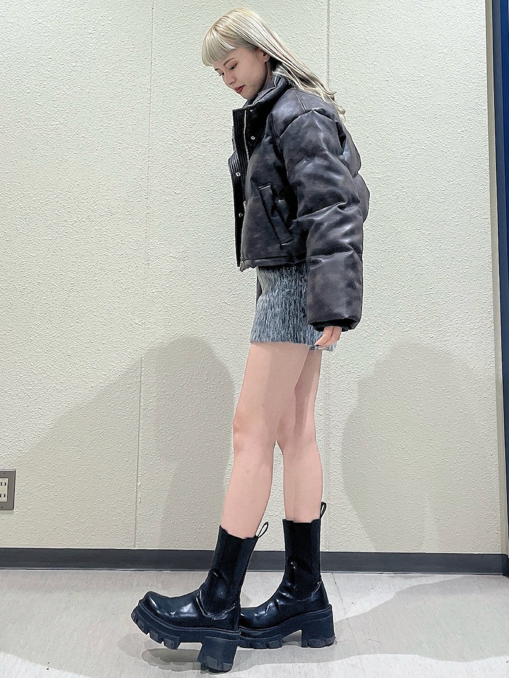 ブラウン系のダウンジャケット/コート、グレー系のその他パンツ、ブラック系のブーツを着用したレディースの冬コーディネートの2枚目の写真