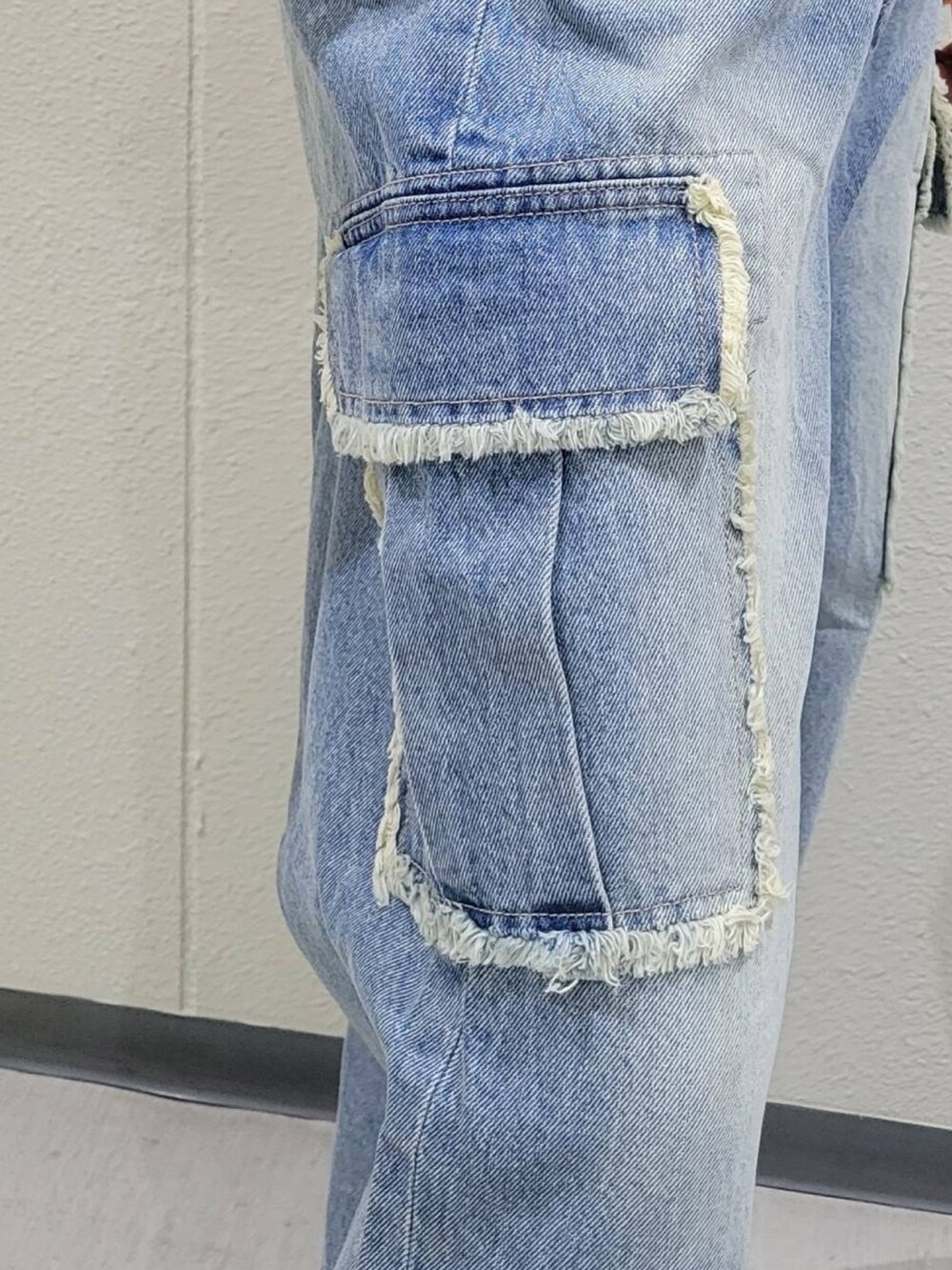 ブルー系のデニムパンツ、ブラック系のスニーカー、ブラック系のキャミソールを着用したレディースの春コーディネートの2枚目の写真