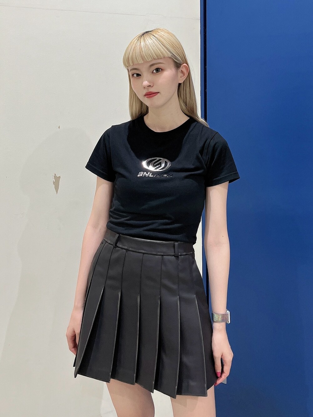 ブラック系のスカート、ブラック系のブルゾン、ブラック系のブーツを着用したレディースの夏コーディネートの4枚目の写真