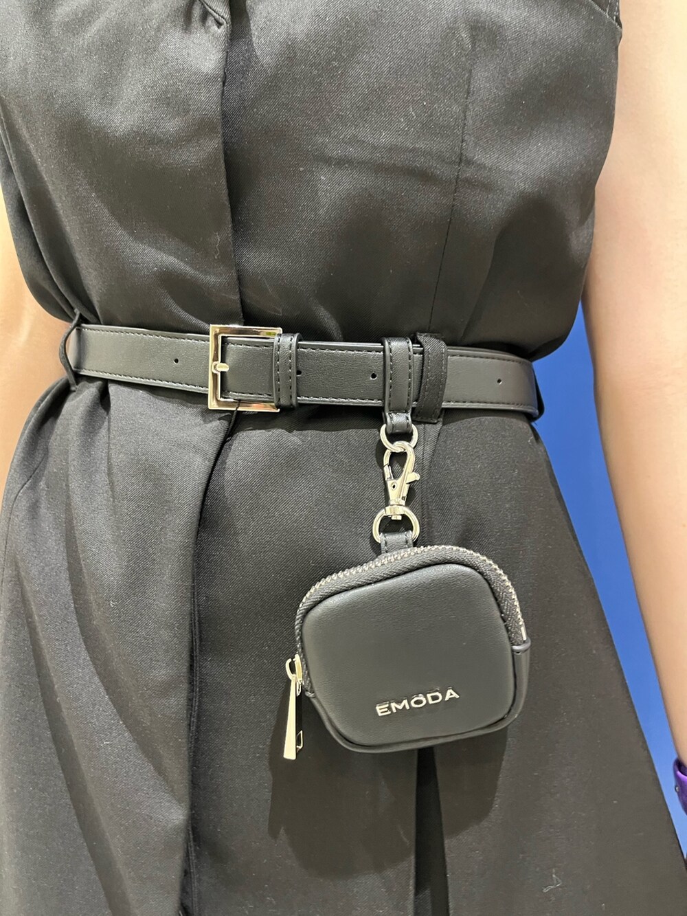 ブラック系のワンピース、ブラック系のサンダル、ブラック系のベルトを着用したレディースの春コーディネートの3枚目の写真