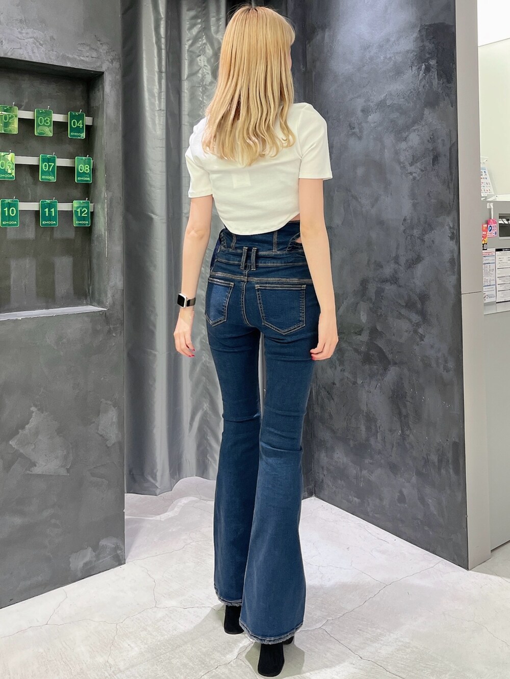 ホワイト系のTシャツ/カットソー、ブルー系のデニムパンツ、ブラック系のサンダルを着用したレディースの夏コーディネートの2枚目の写真