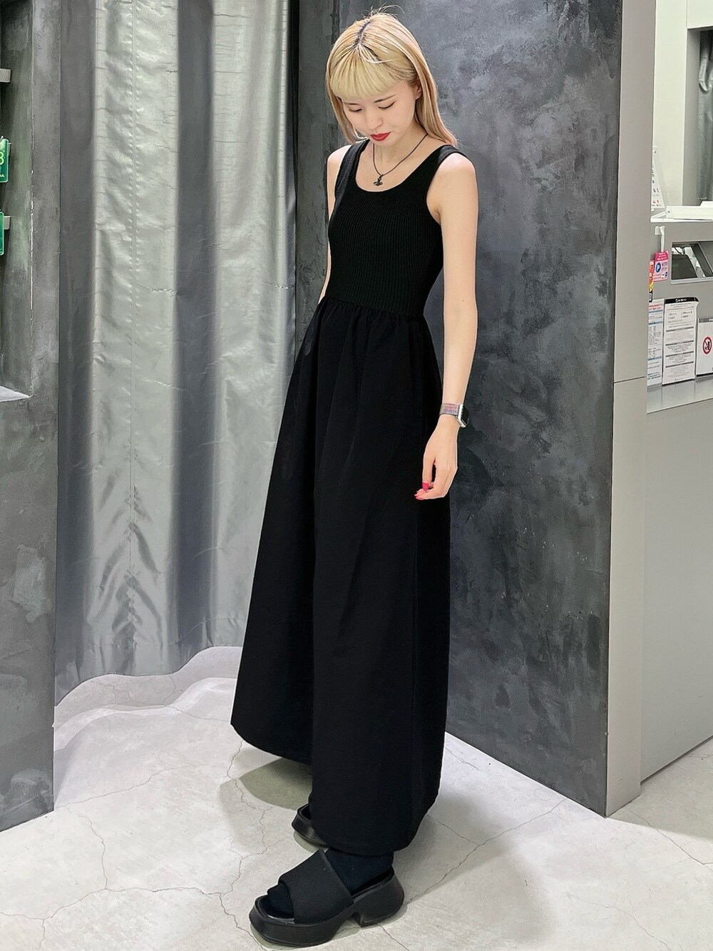 ブラック系のワンピース、ブラック系のサンダルを着用したレディースの夏コーディネートの2枚目の写真