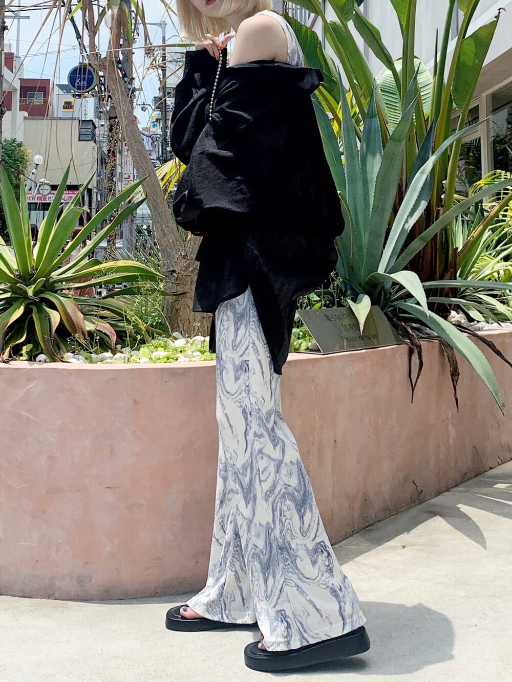 ブラック系のシャツ/ブラウス、その他のその他パンツ、その他のタンクトップを着用したレディースの夏コーディネートの4枚目の写真