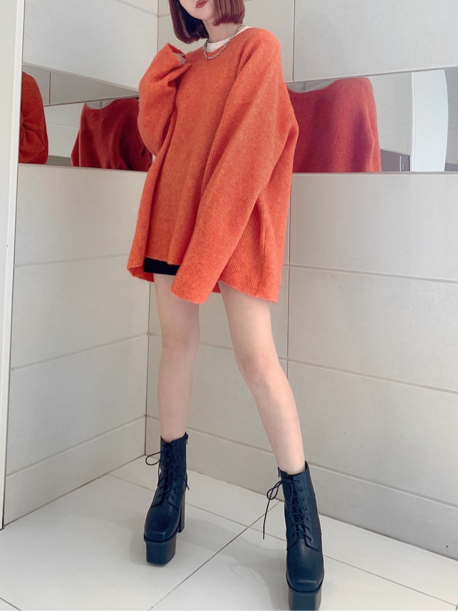 ブラック系のブーツ、オレンジ系のニット/セーターを着用したレディースの秋コーディネートの2枚目の写真