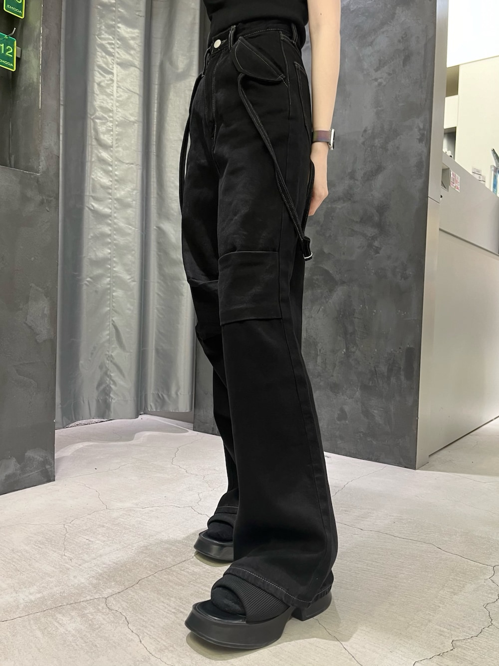 ブラック系のデニムパンツ、ブラック系のTシャツ/カットソー、ブラック系のサンダルを着用したレディースの夏コーディネートの5枚目の写真