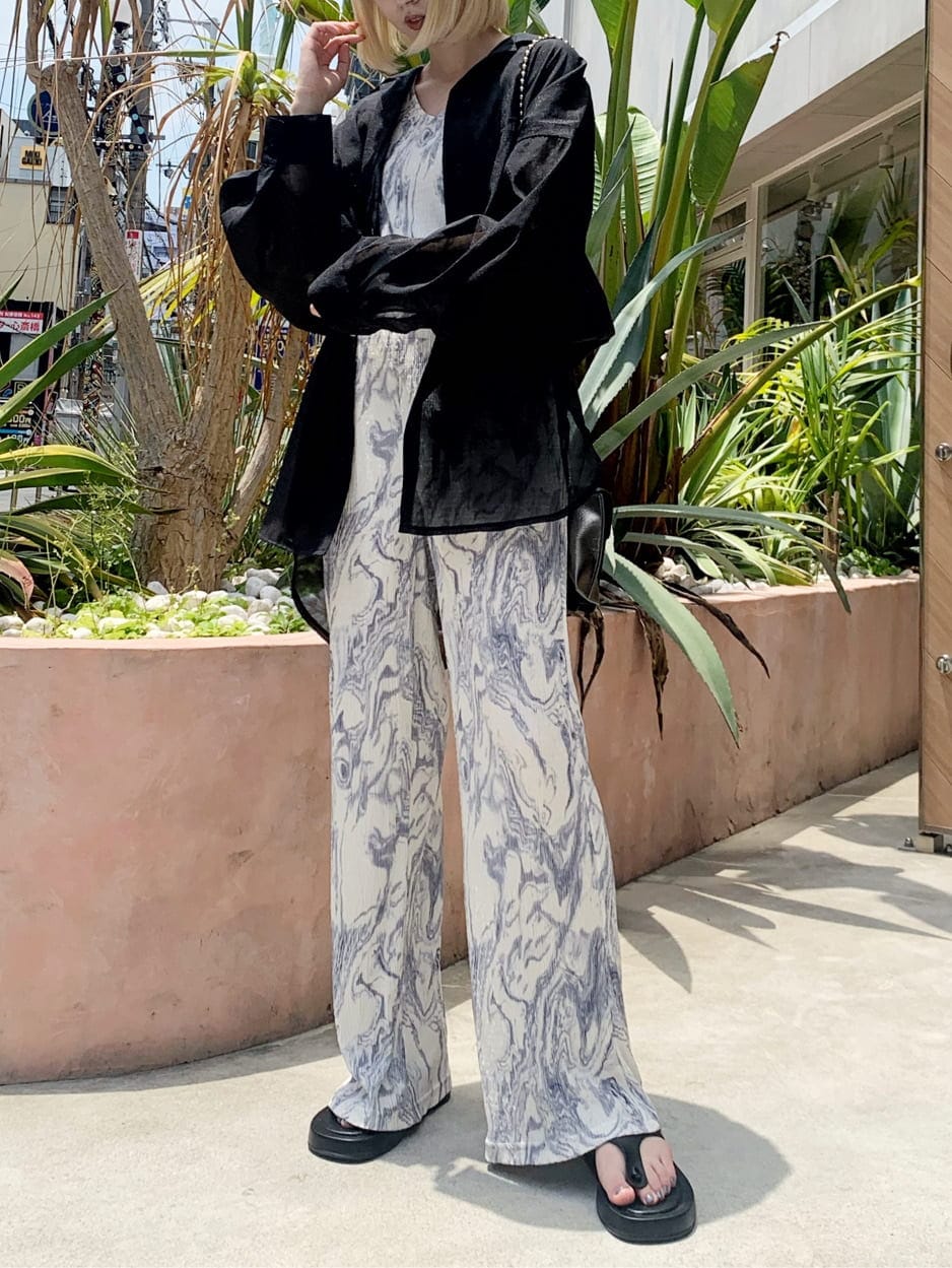 ブラック系のシャツ/ブラウス、その他のその他パンツ、その他のタンクトップを着用したレディースの夏コーディネートの3枚目の写真