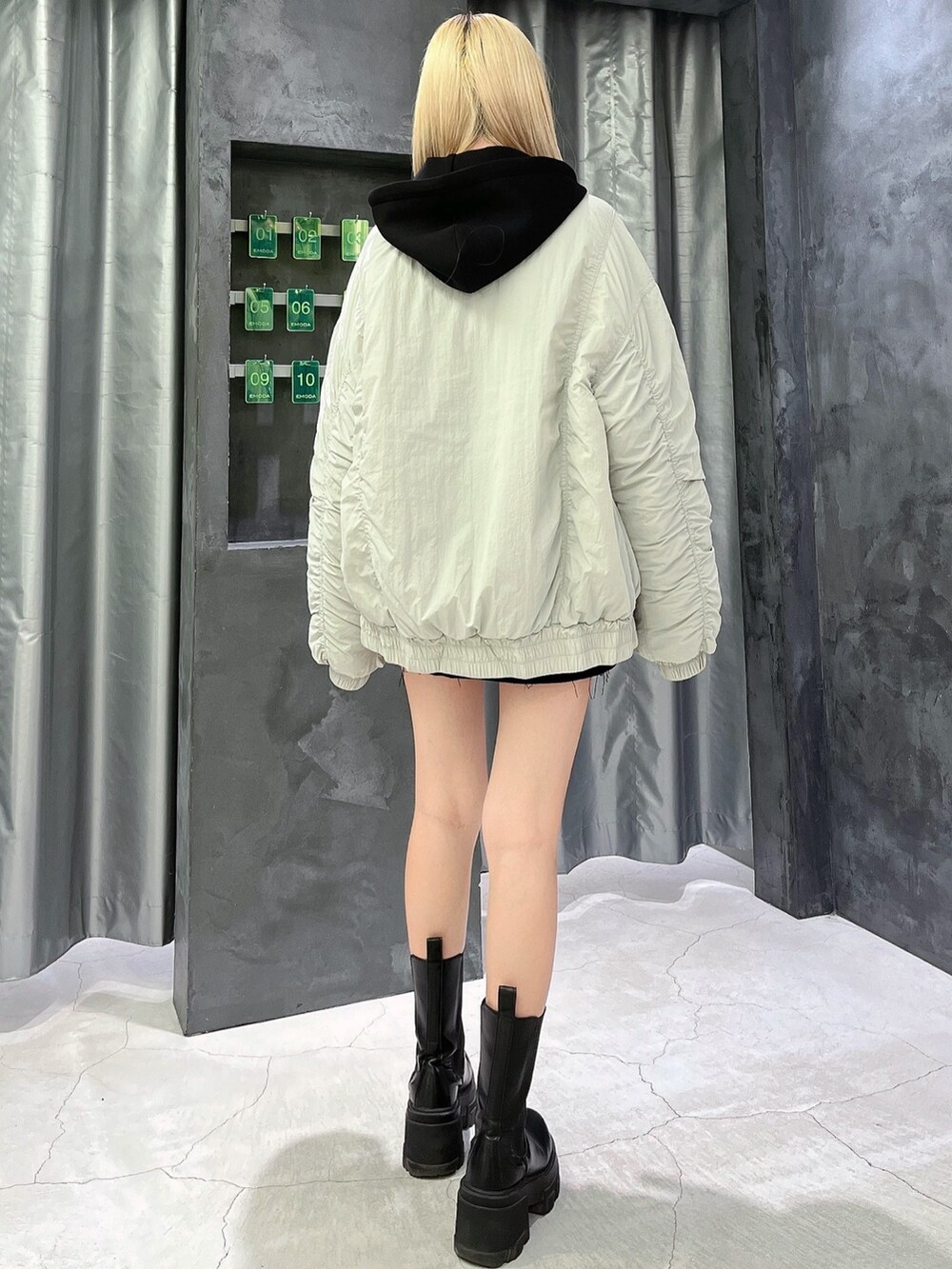 グレー系のブルゾン、その他のスカート、ブラック系のパーカーを着用したレディースの秋コーディネートの3枚目の写真