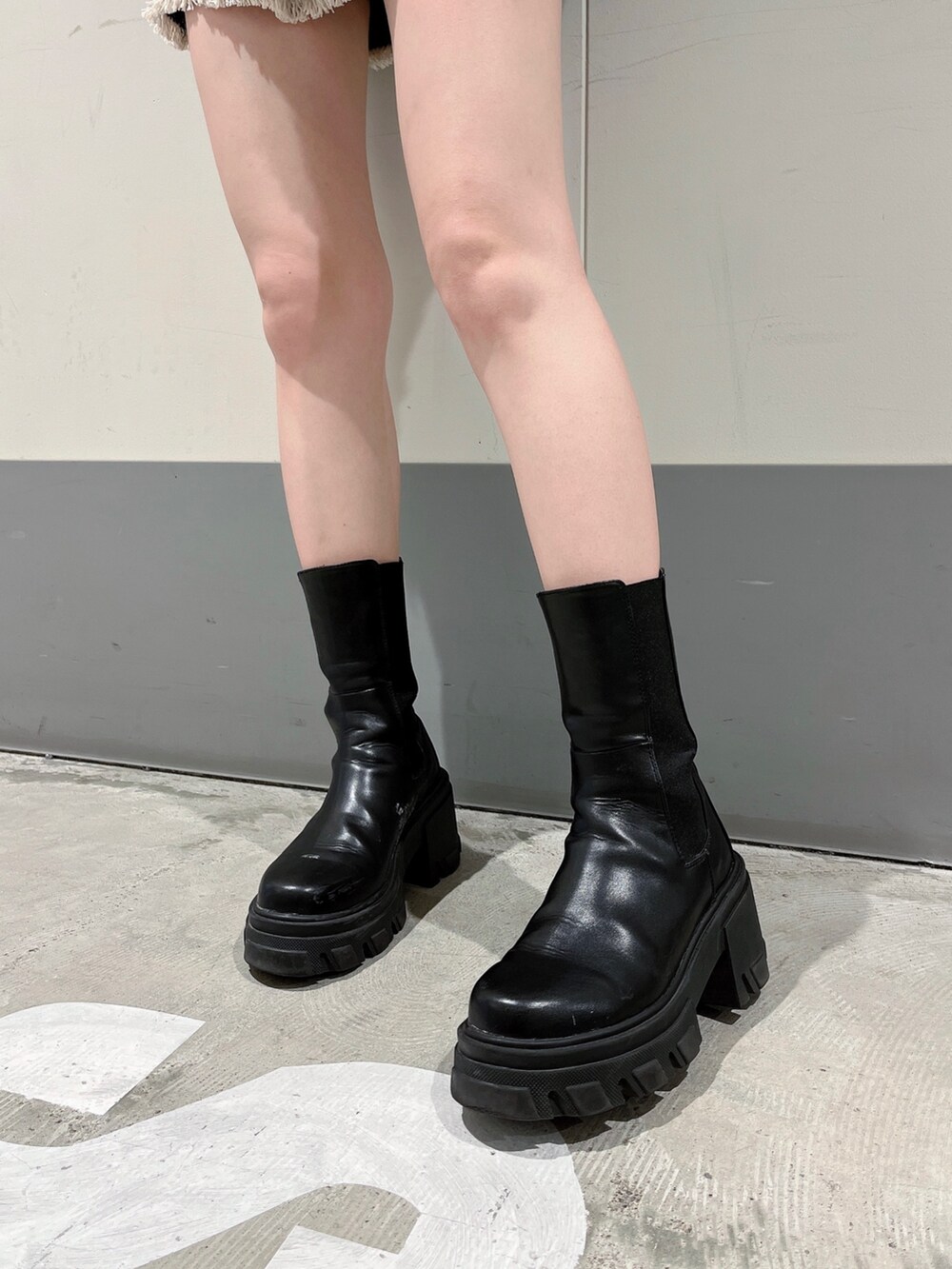 ブラック系のブルゾン、ブラック系のブーツ、ブラック系のニット/セーターを着用したレディースの冬コーディネートの6枚目の写真