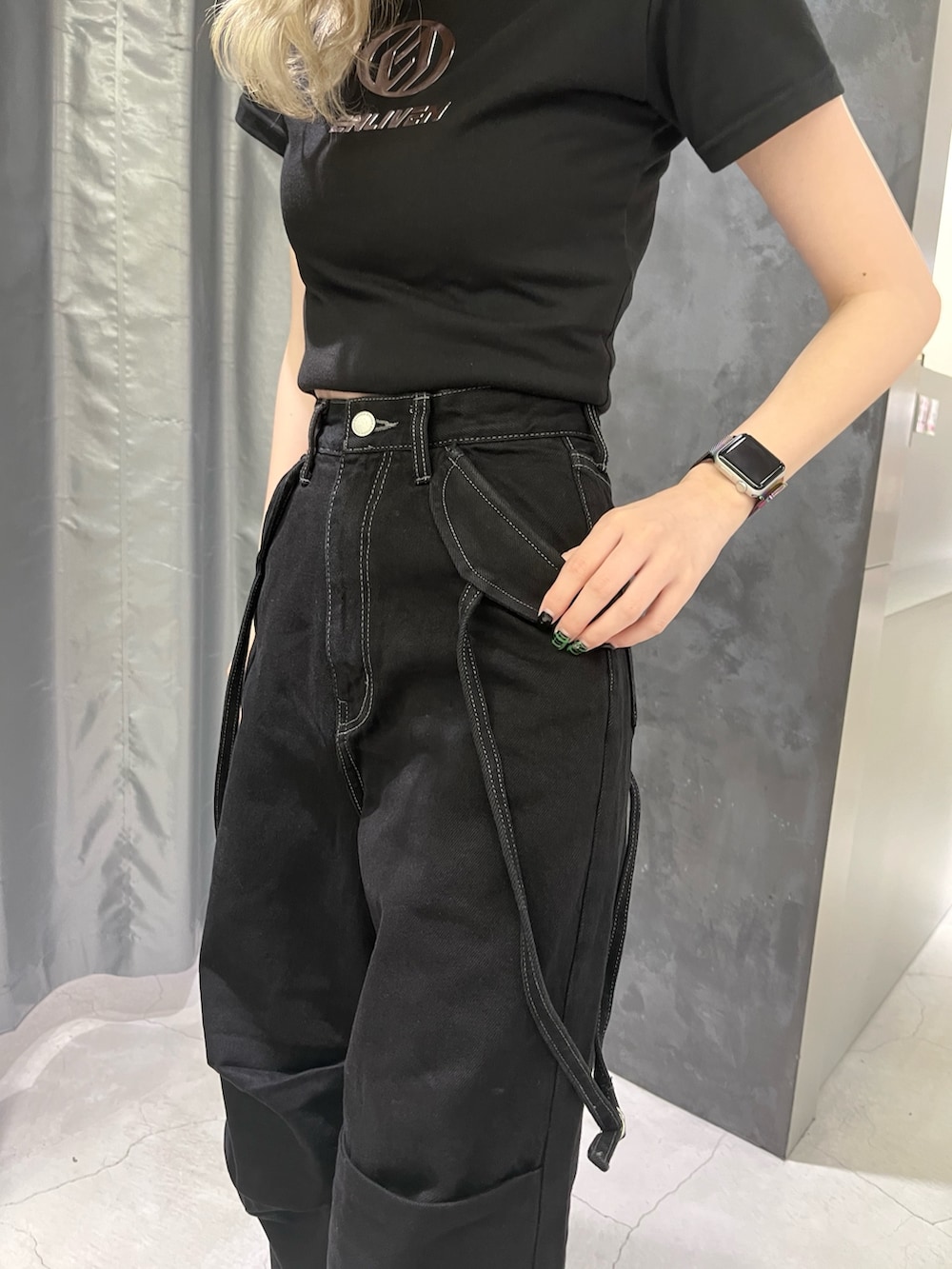 ブラック系のデニムパンツ、ブラック系のTシャツ/カットソー、ブラック系のサンダルを着用したレディースの夏コーディネートの4枚目の写真