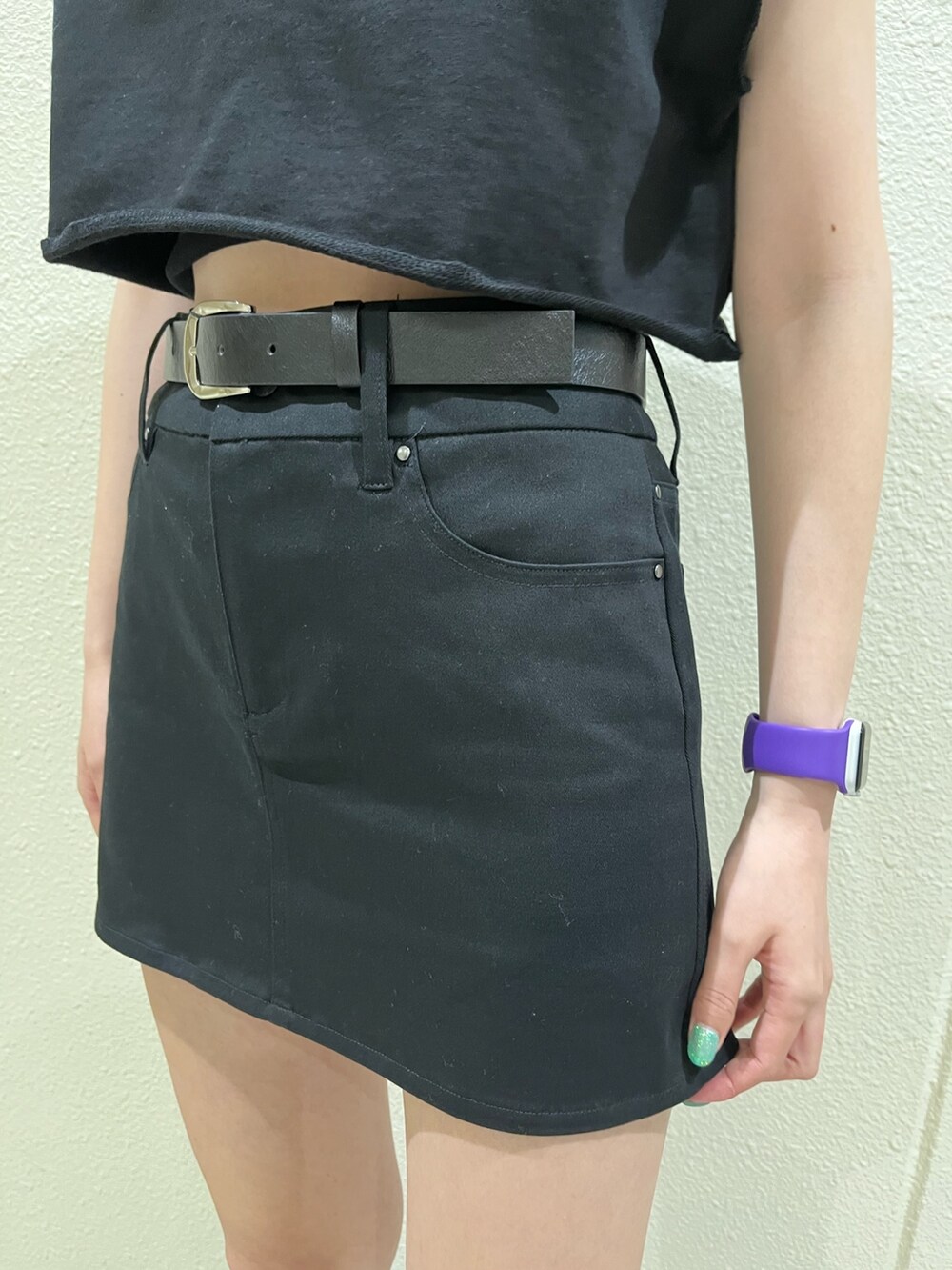 ブラック系のTシャツ/カットソー、ブラック系のスカート、ブラック系のサンダルを着用したレディースの夏コーディネートの5枚目の写真