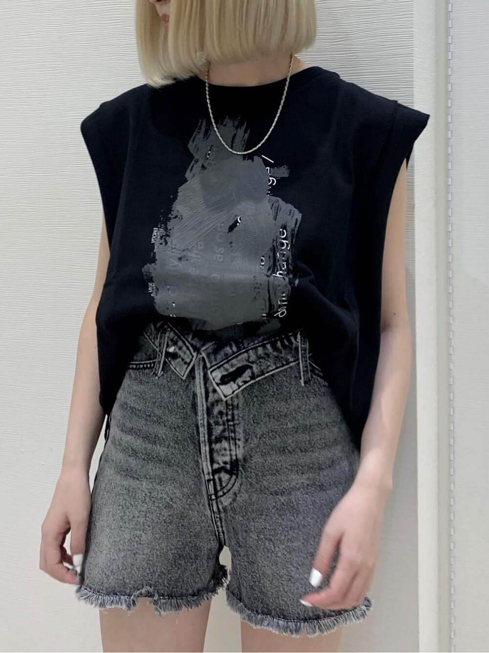 ブラック系のデニムパンツ、ブラック系のTシャツ/カットソーを着用したレディースの夏コーディネートの3枚目の写真