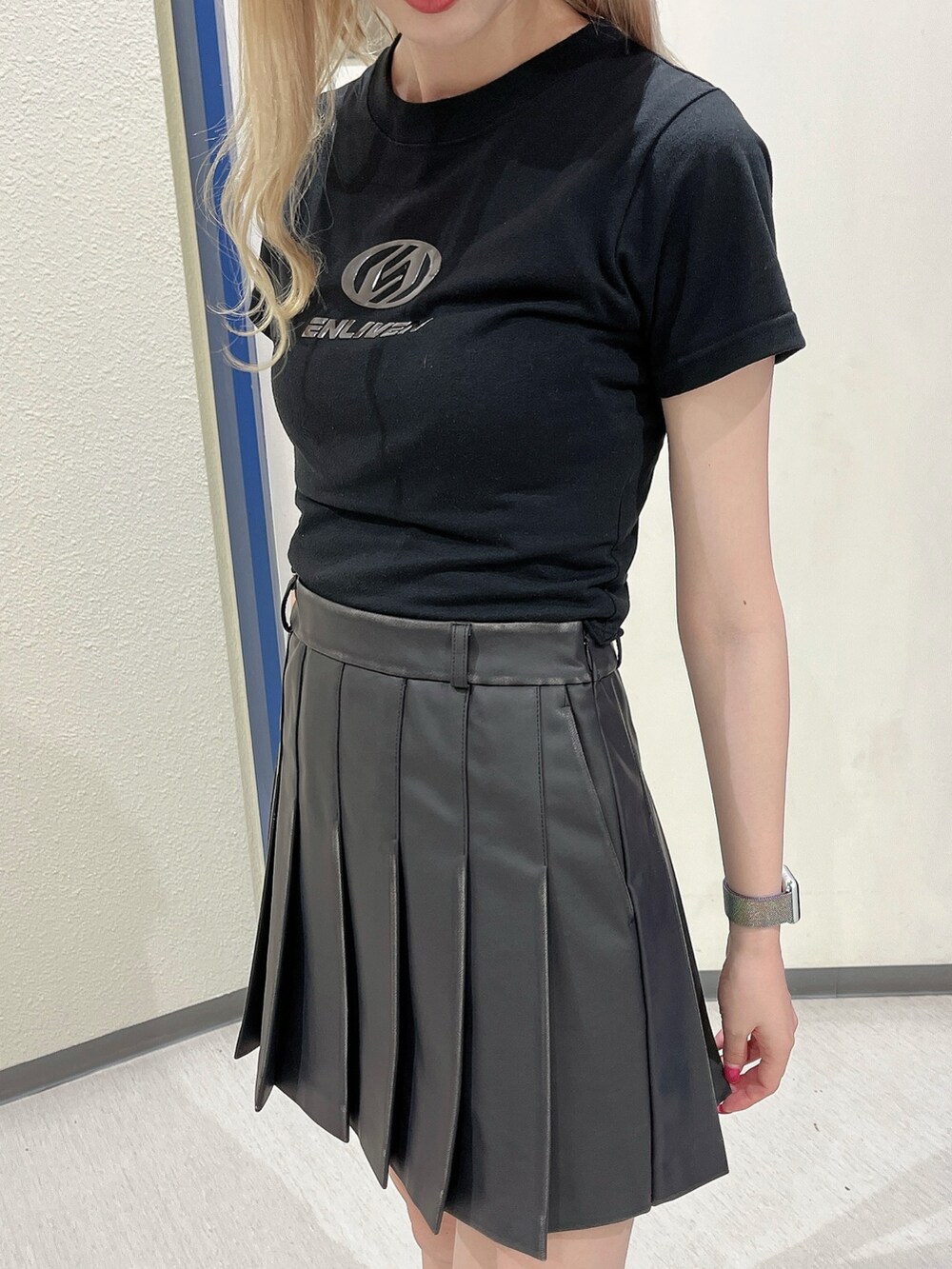 ブラック系のスカート、ブラック系のブルゾン、ブラック系のブーツを着用したレディースの夏コーディネートの5枚目の写真