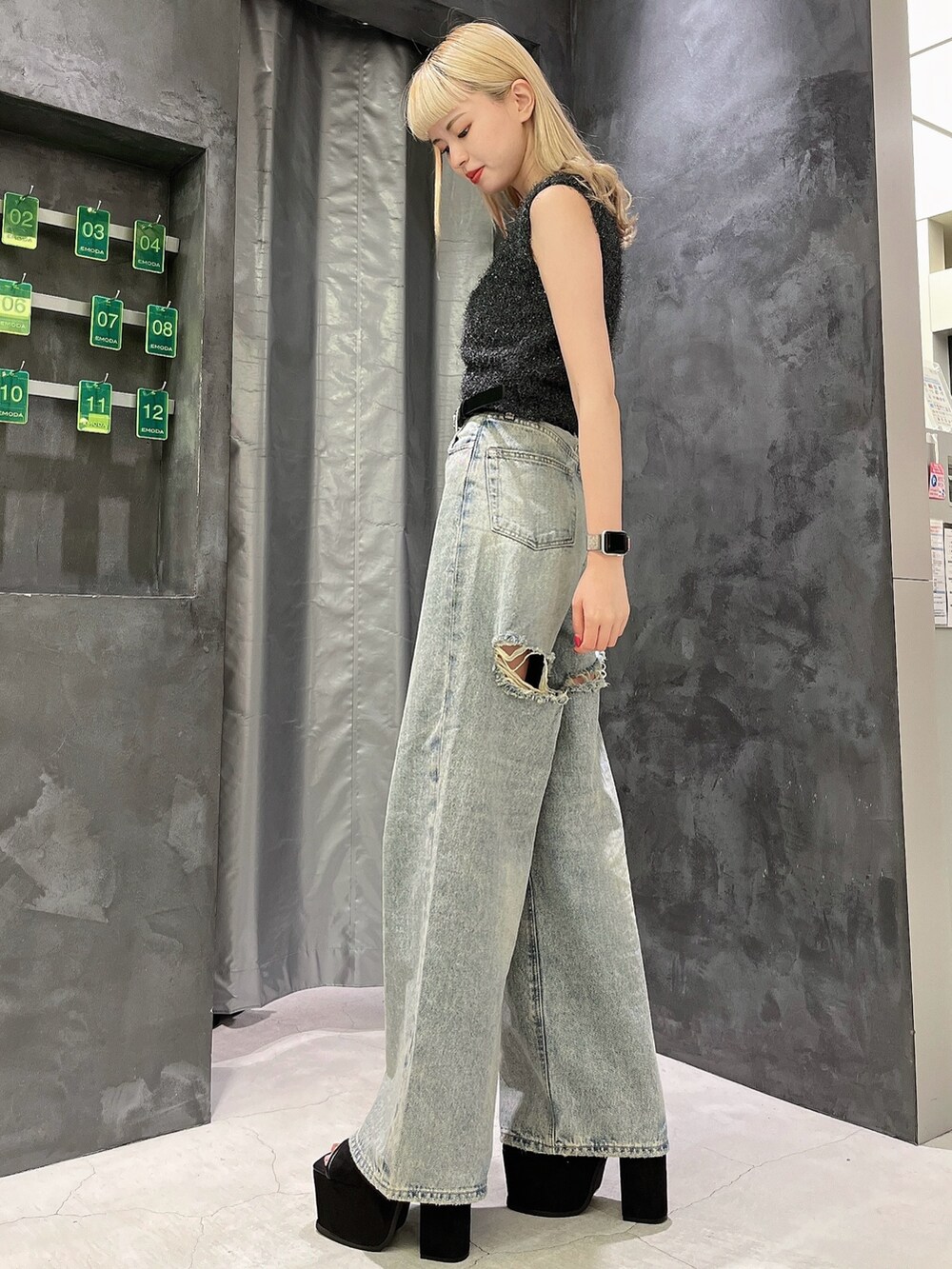 ブルー系のデニムパンツ、ブラック系のサンダル、グレー系のタンクトップを着用したレディースの夏コーディネートの2枚目の写真