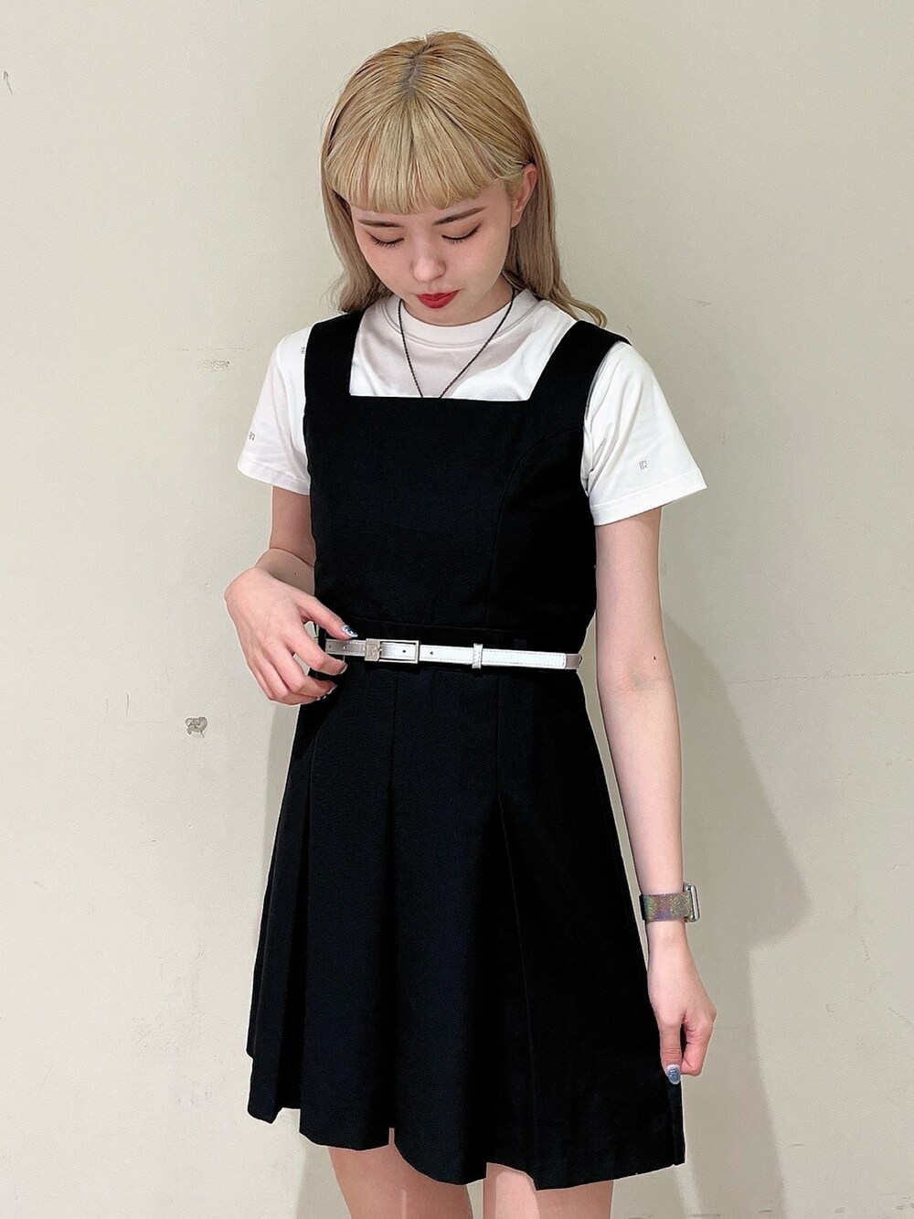 ブラック系のワンピース、ホワイト系のTシャツ/カットソー、ブラック系のサンダルを着用したレディースの春コーディネートの2枚目の写真