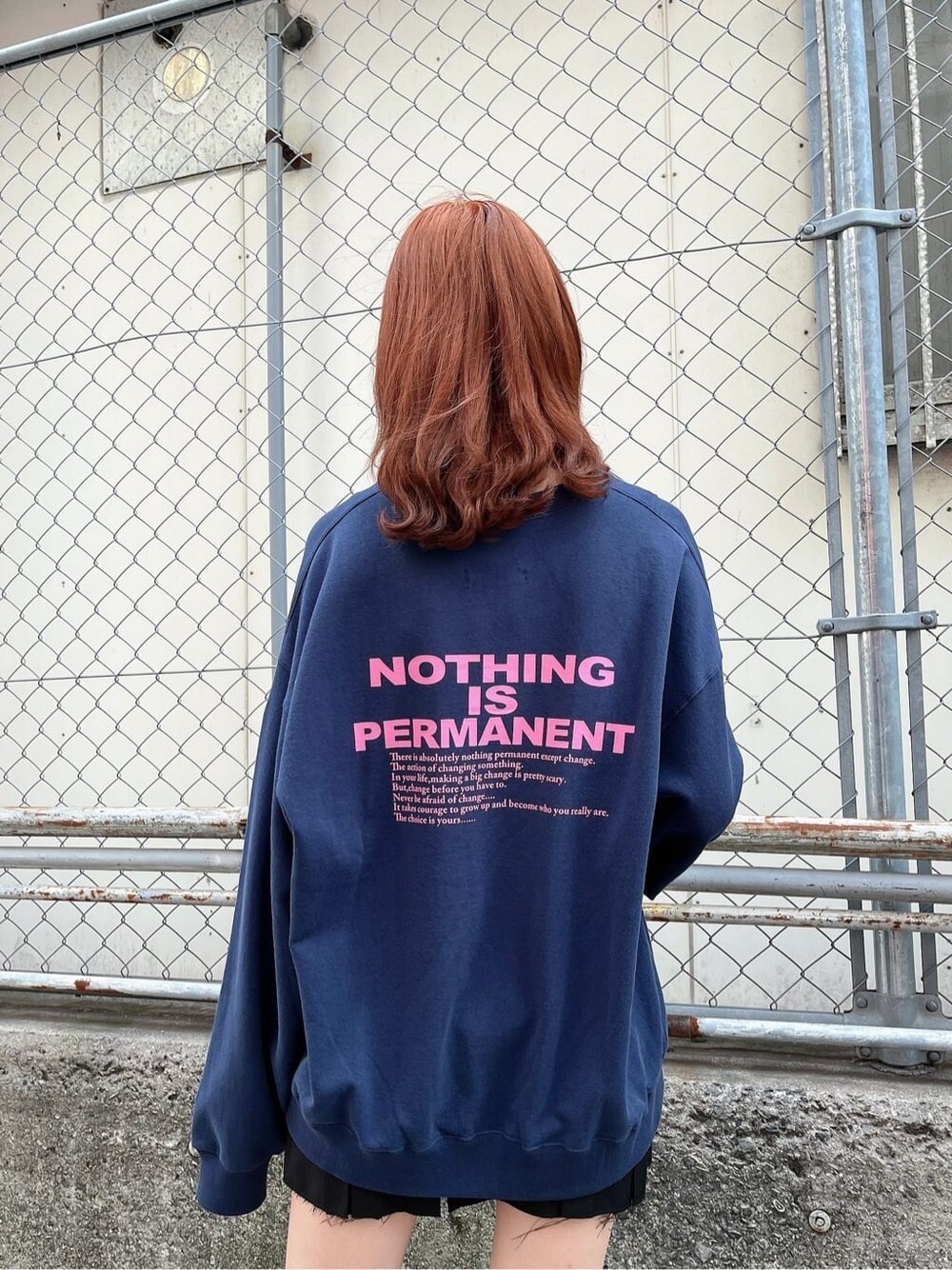 ブラック系のブーツ、ブラック系のスカート、ブルー系のスウェットを着用したレディースの秋コーディネートの2枚目の写真