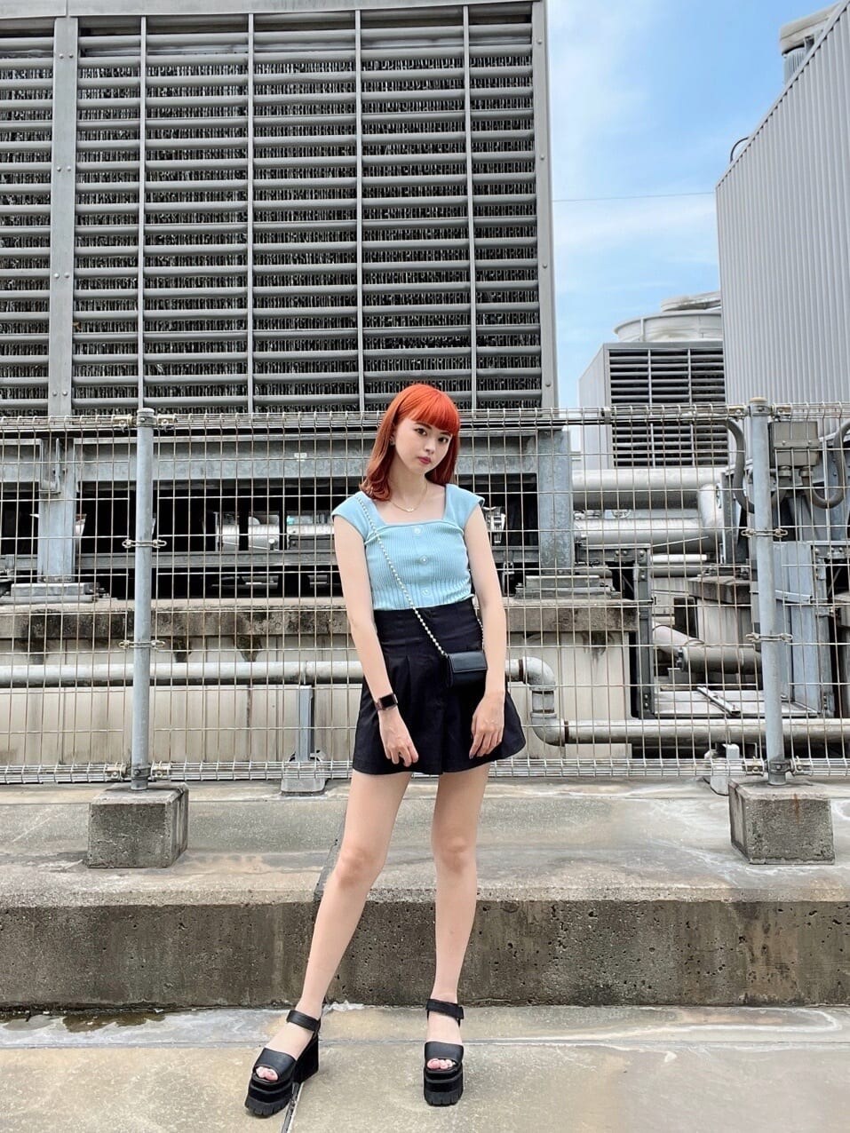 ブラック系のその他パンツ、ブラック系のサンダル、ブルー系のタンクトップを着用したレディースの夏コーディネートの2枚目の写真