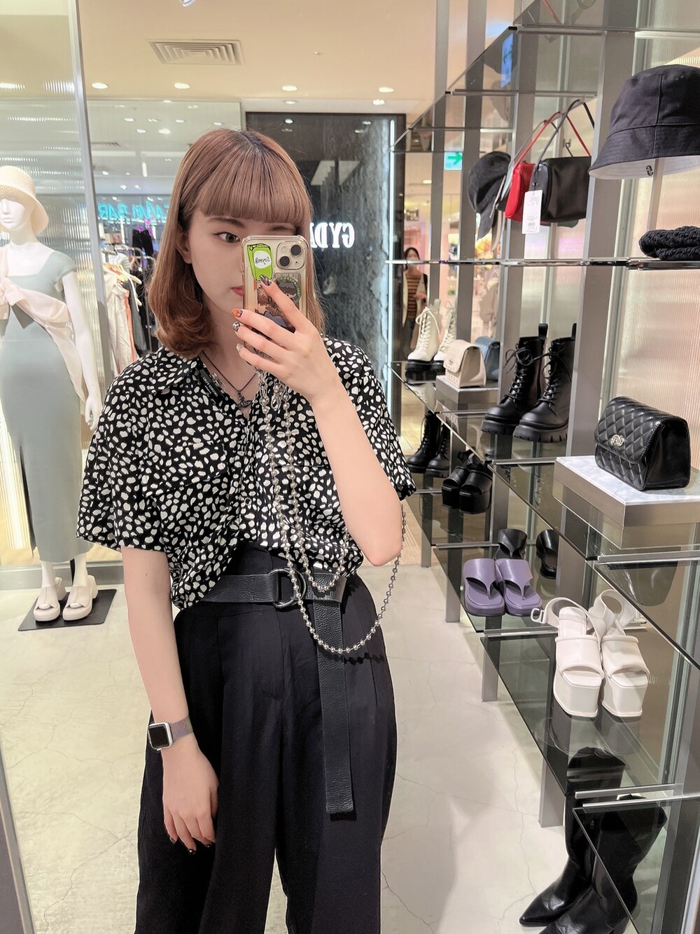 ブラック系のその他パンツ、その他のシャツ/ブラウスを着用したレディースの春コーディネートの2枚目の写真